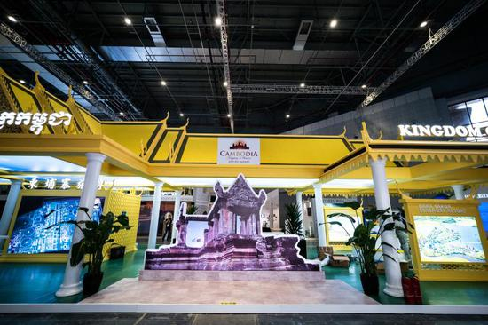  柬埔寨馆充满东南亚风情，也陈列了许多自家的特产。