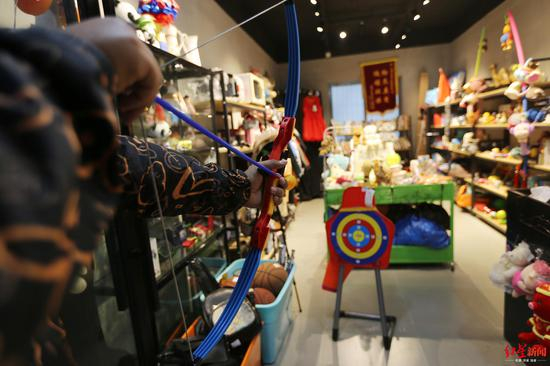  ↑在回收箱内淘来的闲置玩具。