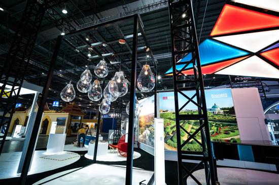  捷克馆带来先进的飞机，也有传统的水晶制品和三角钢琴。