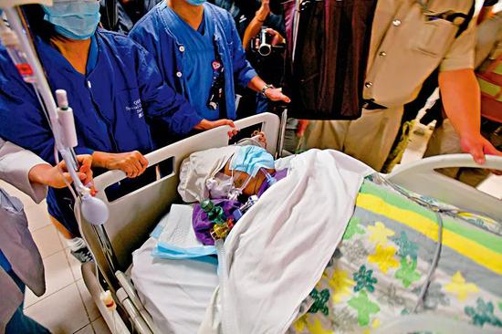 ▲受伤学生被送往医院抢救 图自：《大公报》