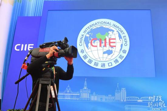  △这是媒体记者正在展馆拍摄。（央视记者廖江衡拍摄）