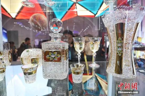  捷克传统雕刻玻璃艺术制品。中新社记者 张亨伟 摄