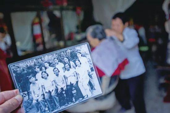  ▲ 10 月 30 日，郴州苏仙区 711 矿生活区（华湘社区），矿区理发师邓玉珍，在这里坚守了 57 年。