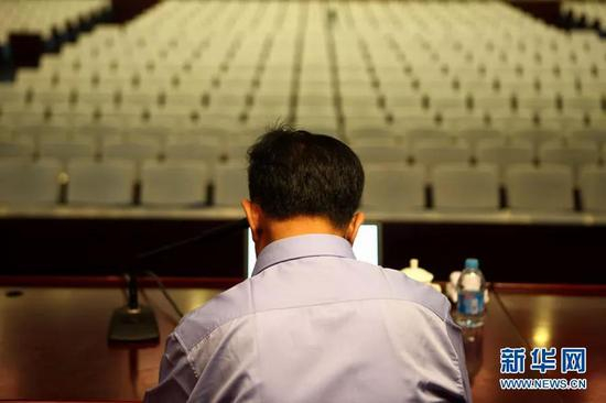 （图为乌国庆提前一小时抵达公安大学做准备 摄于2011.6.9）