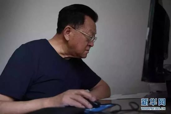 （图为乌国庆在家中备课，为在公安大学举行的培训讲座做准备。金立旺|2011.6.5）