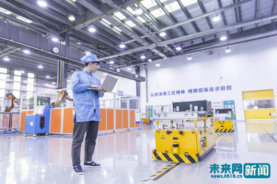 工人在浪潮智能工厂内工作。（受访者供图）