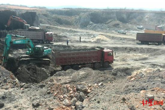  从尾矿库拉运“中和渣”现场