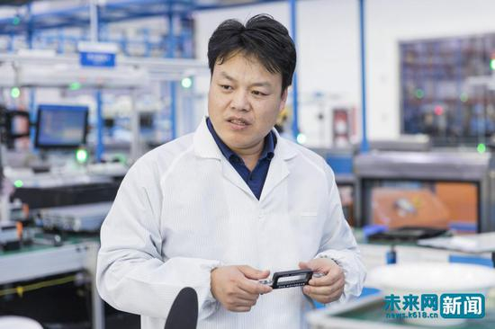 罗希望手持自己发明的通用内存按压工装。（受访者供图）