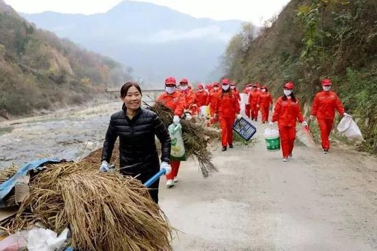 朱先萍（左一）和她的护河队姐妹们 图片来源于网络