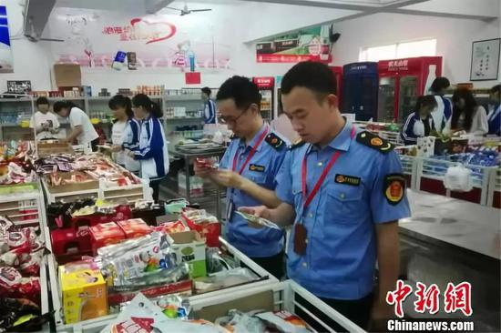 资料图：为加强校园及周边食品安全监管，江西在全省范围内开展校园及周边“五毛食品”专项整治工作。江国忠 摄