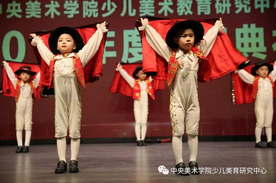 《小小斗牛士》（演出：课题合作单位蓝天幼儿园艺术团）