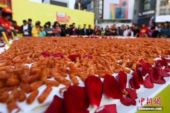  巨型辣条蛋糕。中新社记者 杨华峰 摄