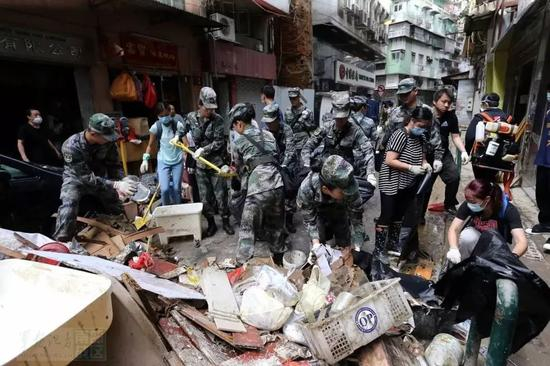 2017年8月，解放军驻澳门部队与澳门民众联手抗击“天鸽”