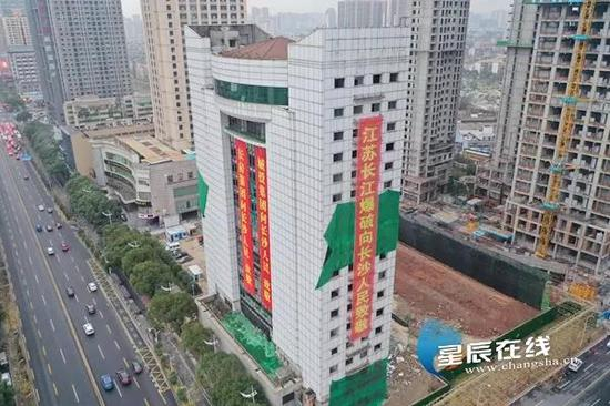  爆破前的双鹤药业大楼。