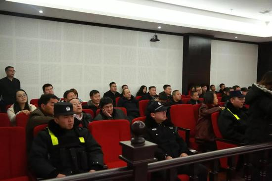  旁听宣判的群众