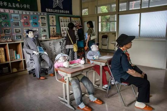  名顷村里的小学早已关闭，绫野月美制作了玩偶放在校舍内（图/纽约时报）