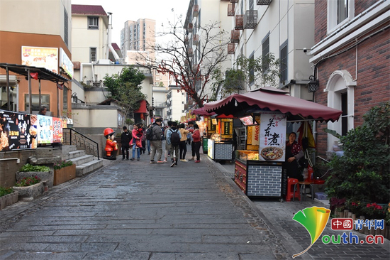 渔湾里美食街。 曾晴 摄