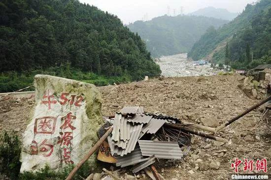  图为“5.12”地震震源点石碑和房屋被泥石流包围和冲倒。中新社发 刘忠俊 摄