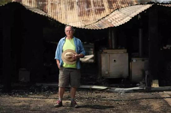 ▲史蒂夫·哈里森位于巴尔莫罗的家被山火烧毁图/Mike Bowers/The Guardian