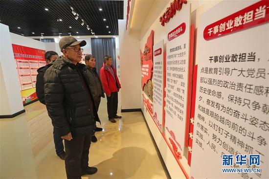 　　2019年12月17日，辽宁省海城市中小镇中小村村民在村委会设置的“不忘初心、牢记使命”主题教育展馆参观。新华社记者 杨青 摄