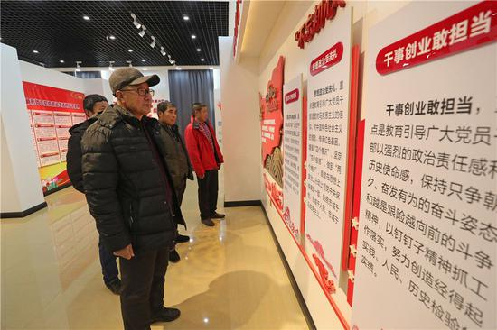  2019年12月17日，辽宁省海城市中小镇中小村村民在村委会设置的“不忘初心、牢记使命”主题教育展馆参观。新华社记者 杨青 摄