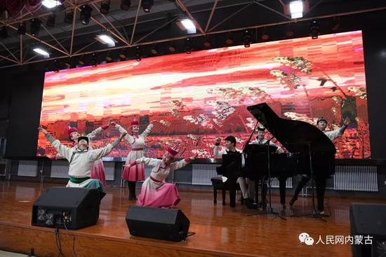 郎朗与乌兰牧骑合作表演《鸿雁》