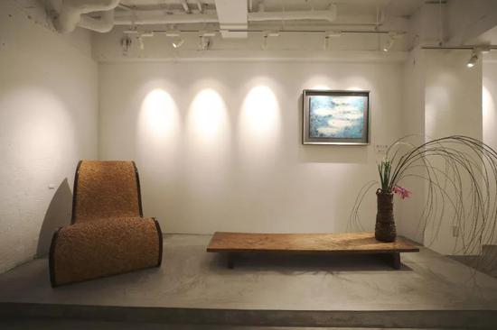 这是在日本东京银座拍摄的王传峰美术馆一角，墙上是王传峰的美术作品。新华社记者 杜潇逸 摄