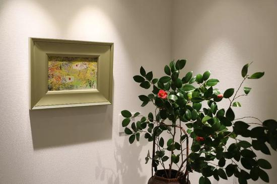  这是在日本东京银座拍摄的王传峰美术馆一角，墙上是王传峰的美术作品。新华社记者 杜潇逸 摄