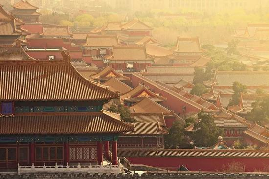 　　图/视觉中国 　　编者按：近日有人开车进故宫，引发公众批评，故宫方面亦出面致歉。围绕着这个有六百年历史的世界最大皇家宫殿建筑群，各种争议历来不断。而故宫作为博物院的近百年历史中，一代又一代学者和文物专家在背后付出的努力，经历的曲折，付出的代价，是外界无法想象的。我们再次推荐《财经》记者此前的梳理文章，供大家参考。