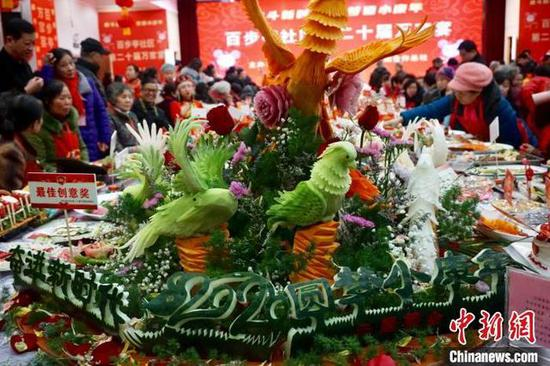  图为“金凤展翅”