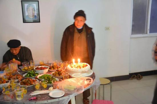 家人给爷爷过生日。/赵景宜