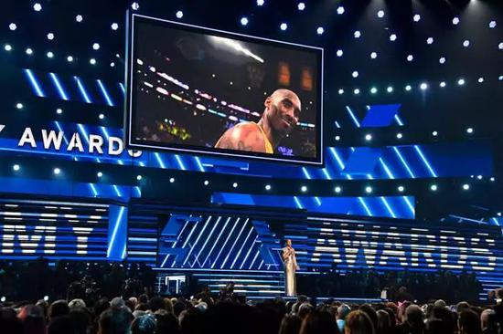 视频截图 主持人艾丽西亚·凯斯悼念科比