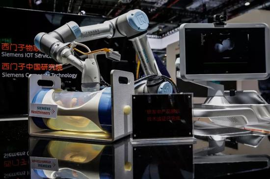  2019年11月6日，西门子5G医疗远程超声解决方案亮相第二届中国国际进口博览会。新华社记者 张玉薇 摄