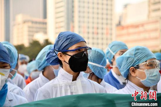江汉方舱医院正式交接给协和医院 刘坤维 摄