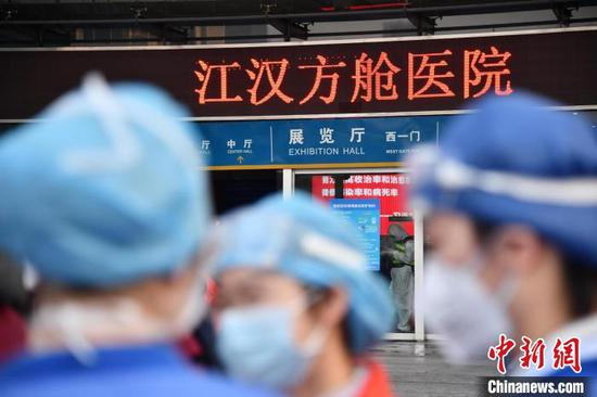 江汉方舱医院正式投入使用 刘坤维 摄