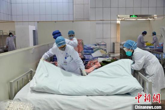 医护人员在整理床位 张玮 摄
