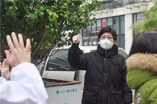 这是华中科技大学协和医院第二批新型冠状病毒感染的肺炎治愈出院的医护人员郑津（2月2日摄）。新华社发