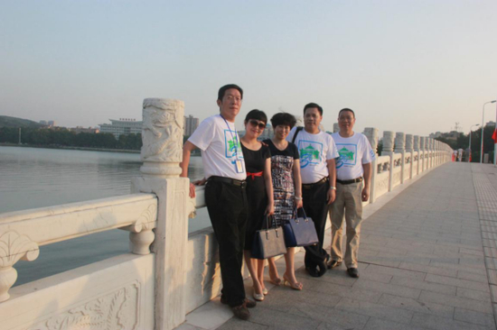 张继先（中）与同学们在一起