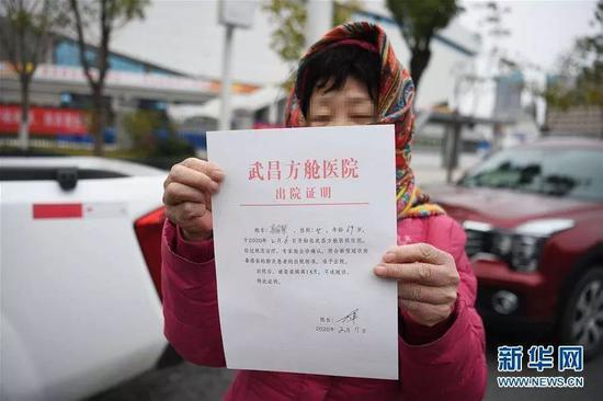  首批出舱者之一（图源：新华社）