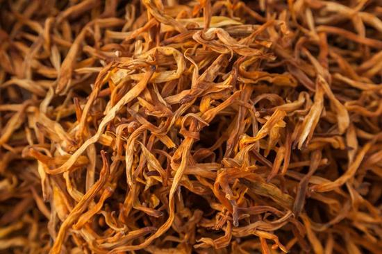 ▲ 图1：河南焦作温县山药培育基地，图2：信阳香菇种植大棚，摄影/赵亮；图3：淮阳黄花菜。图/VCG