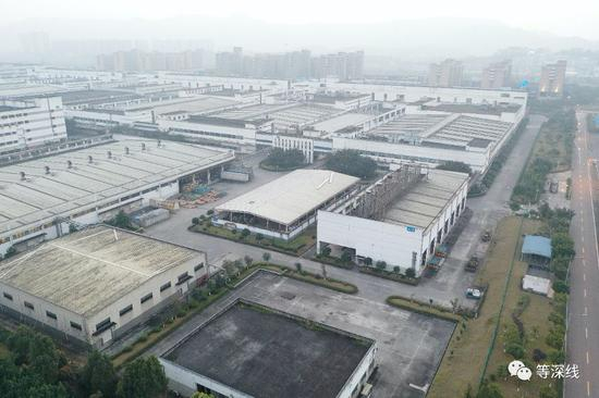 　　在2月25日时下班时分，持续20分钟航拍中，富士康重庆厂区内，罕有人员走动及车辆移动。&nbsp; &nbsp;《等深线》记者&nbsp;程维 摄影