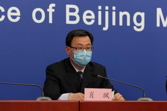  北京市纪委市监委党风政风监督室主任肖飒介绍相关情况。摄/新京报记者 李凯祥