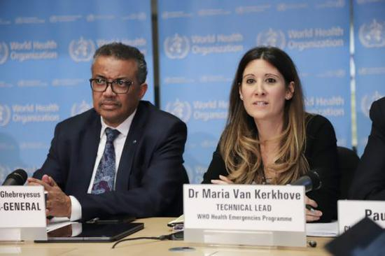 ▲3月3日，在瑞士日内瓦，世界卫生组织总干事谭德塞（左）、卫生紧急项目技术负责人玛丽亚·范凯尔克霍弗出席例行记者会。