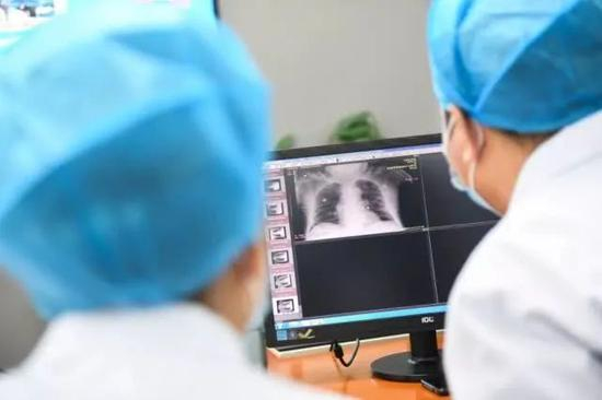  图为新冠肺炎患者肺部病情 图源：新华社