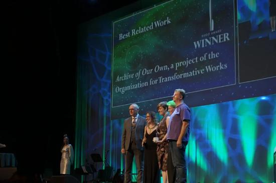 　　△ AO3 联合创始人娜奥美・挪威克（Naomi Novik）（左二黑裙）在第 77 届雨果奖颁奖现场。图片来源 | 新浪微博 @科幻世界