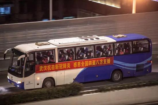 　　2月18日晚，湖北省武汉市武昌区，一辆载满乘客的大巴车从二环路上驶过。中青报·中青网记者 李隽辉/摄