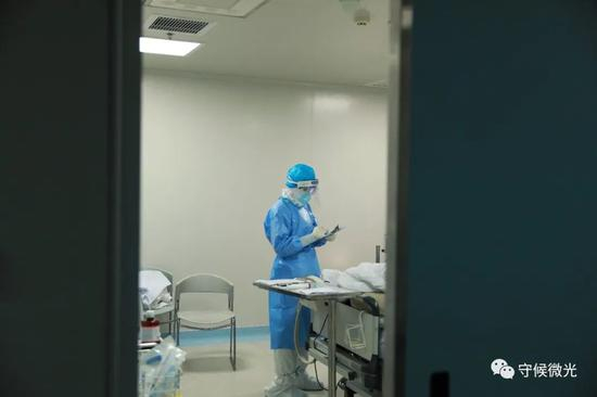 　　2月29日凌晨两点，武汉市第一医院ICU隔离病房里，护士郑旭旺正在填写患者输液不良反应回报单。3天前下班路过ICU时，他看到病房里挤满了医生和护士在给一位患者上“人工肺”（ECMO），那是他第一次与如今护理的病人见面。中⻘报·中青网见习记者&nbsp;鲁冲/摄