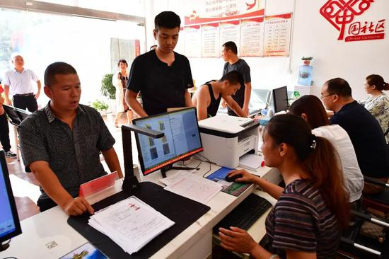 社区居民在河南省邓州市花洲街道办事处中州家园社区为民服务大厅办理业务 &nbsp;冯大鹏 摄