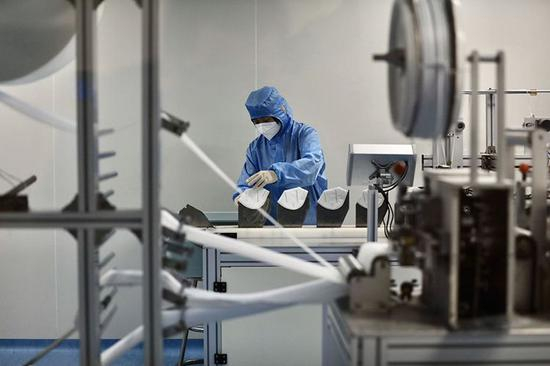 海淀厂区的N95口罩生产线。