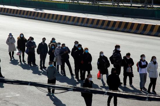 没有公交车专用道，818路被堵在车流中，等候的乘客越来越多。